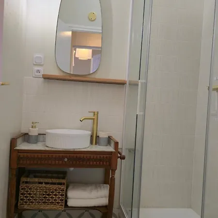 25m2, Clim, Parking, Proche Centre Et Transport