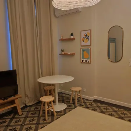 25m2, Clim, Parking, Proche Centre Et Transport