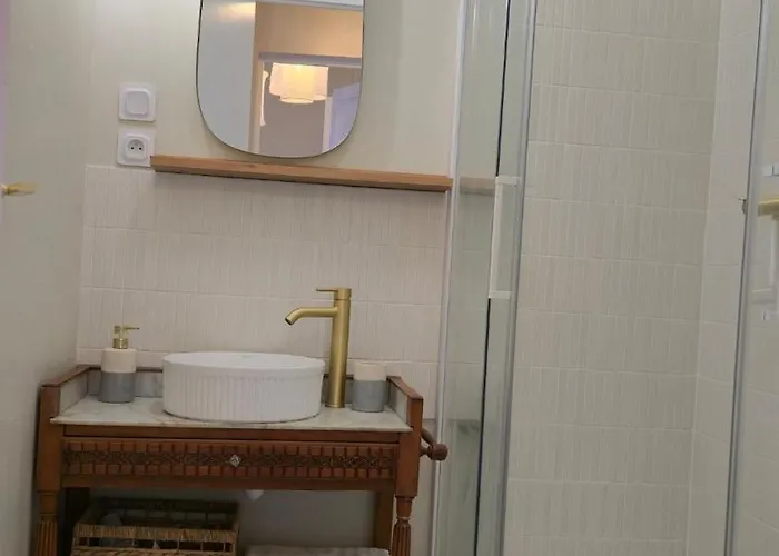 25m2, Clim, Parking, Proche Centre Et Transport