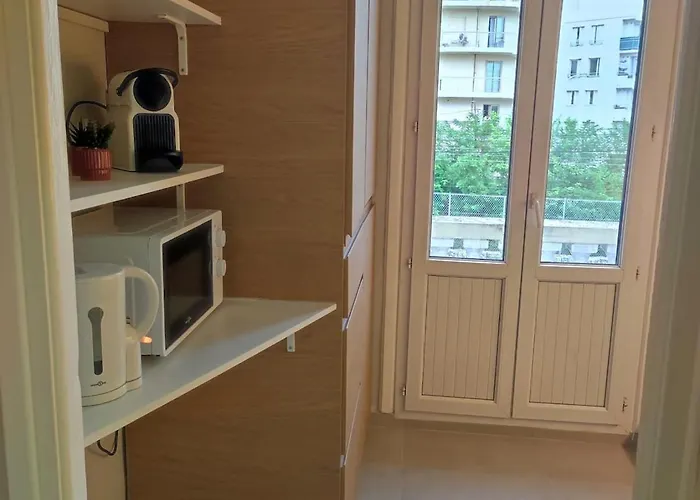 Appartement 25m2, Clim, Parking, Proche Centre Et Transport Antibes