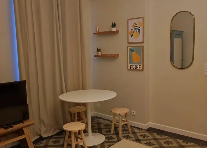 25m2, Clim, Parking, Proche Centre Et Transport